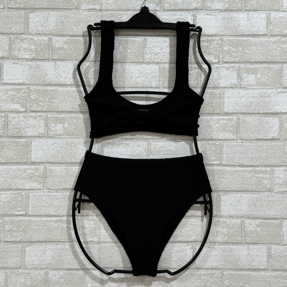 Hunza G Juno Crinkle Twist Two-Piece Swimsuit Set - Black - Ons Size